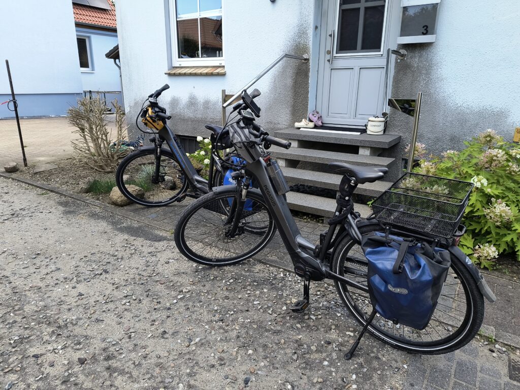 Fahrräder vor Hauswand