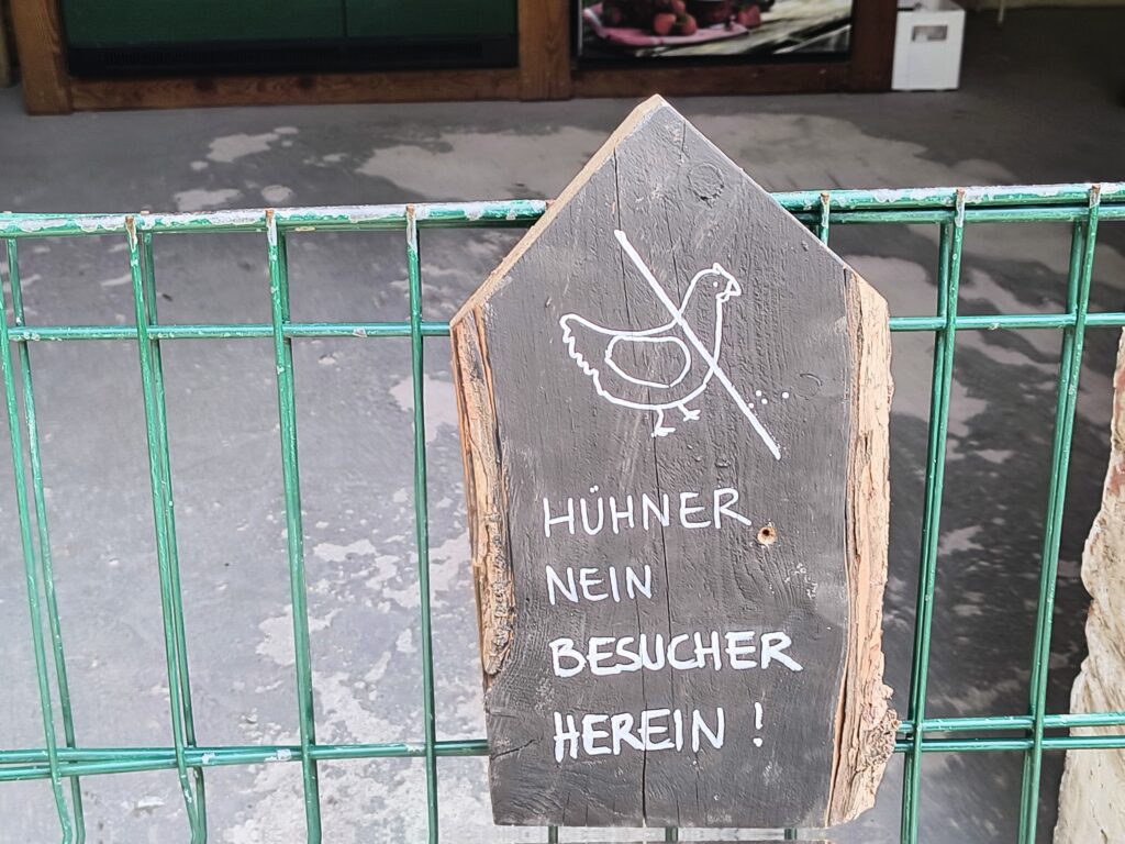 Hühner nein, Besucher herein Schild vor Hofladen