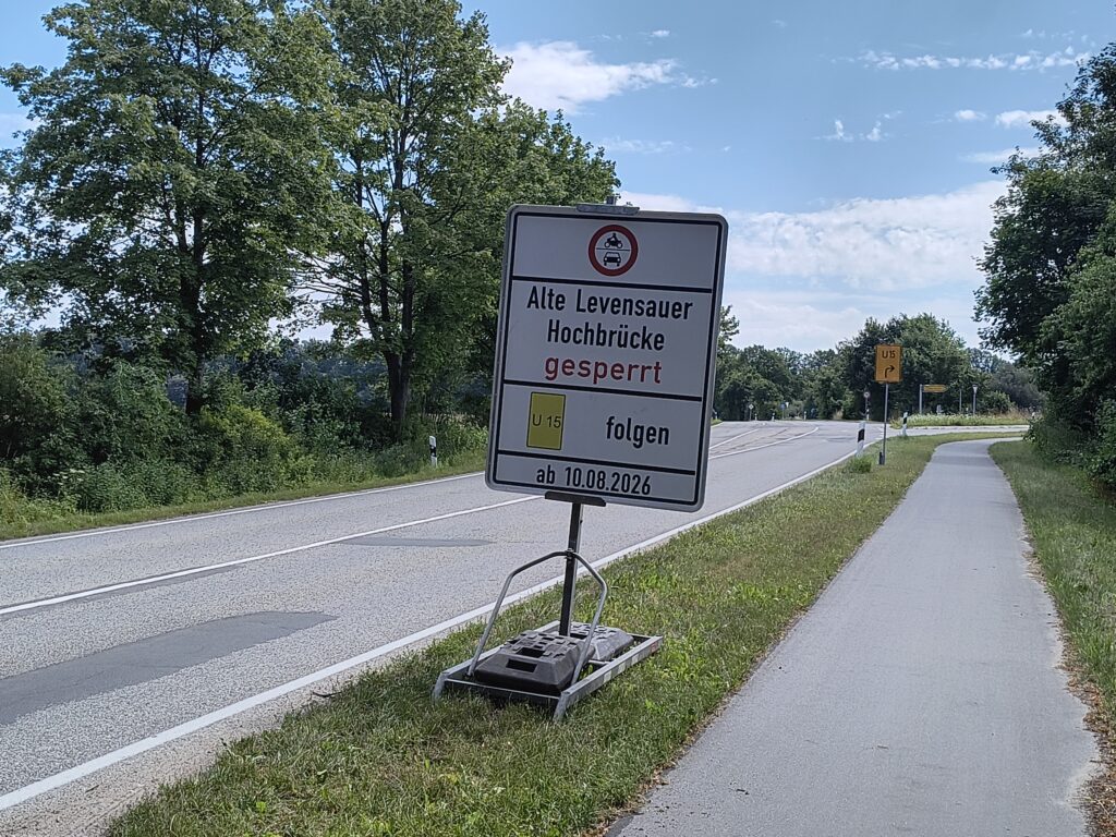 Hinweisschild auf Sperrung der Levensauer Hochbrücke