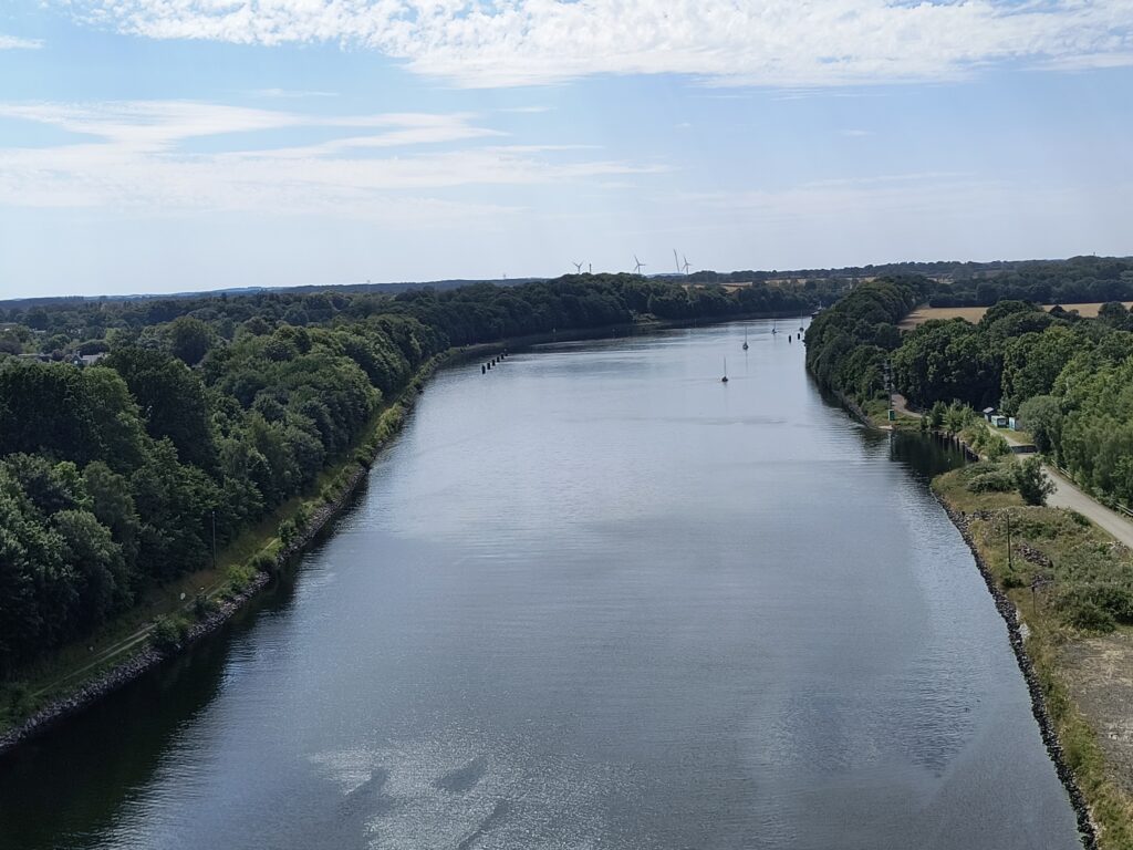 Blick von Levensauer Hochbrücke auf Nordostseekanal