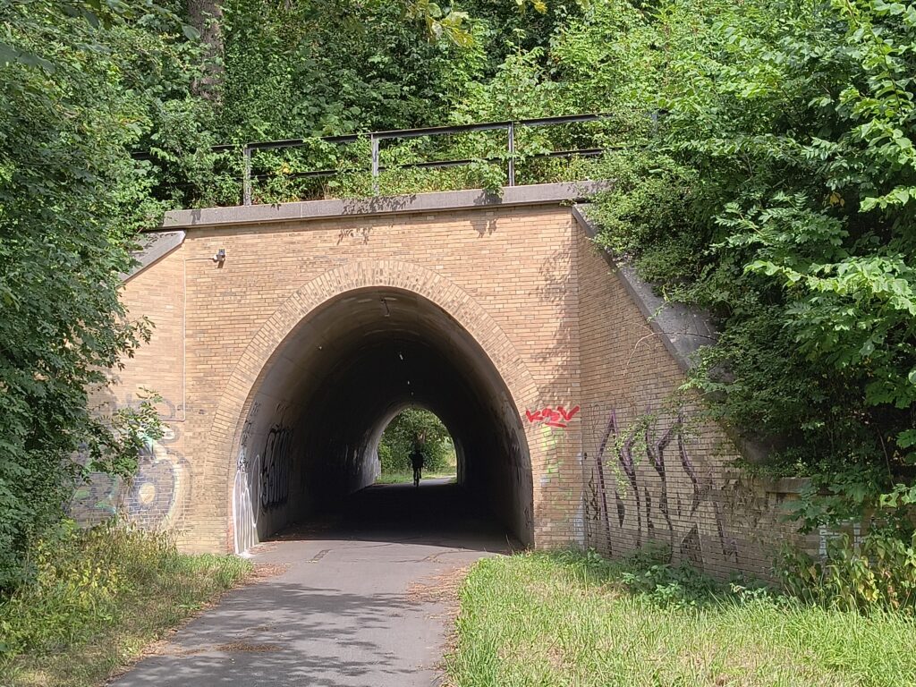 Tunnel unter Eisenbahnstrecke