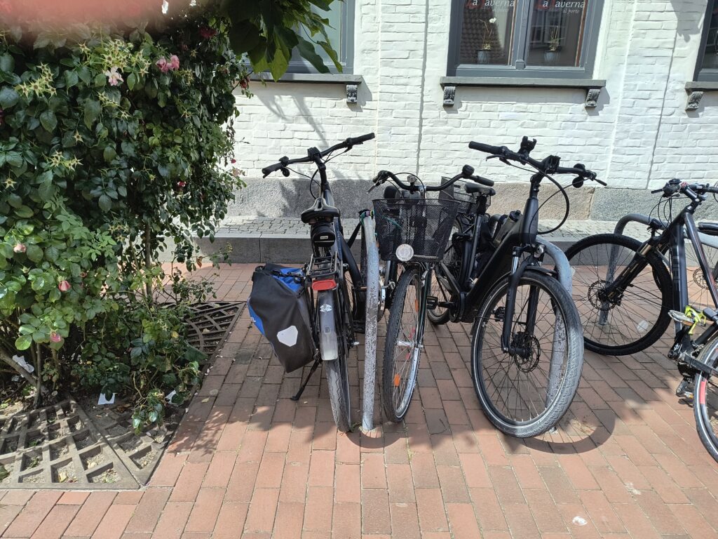 angeschlossene Fahrräder an Fahrradbügeln