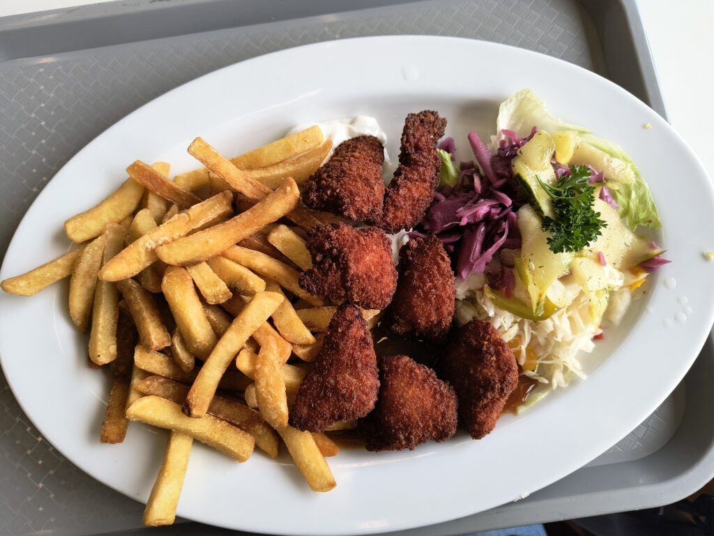 Hähnchencrossies mit Pommes und Salat