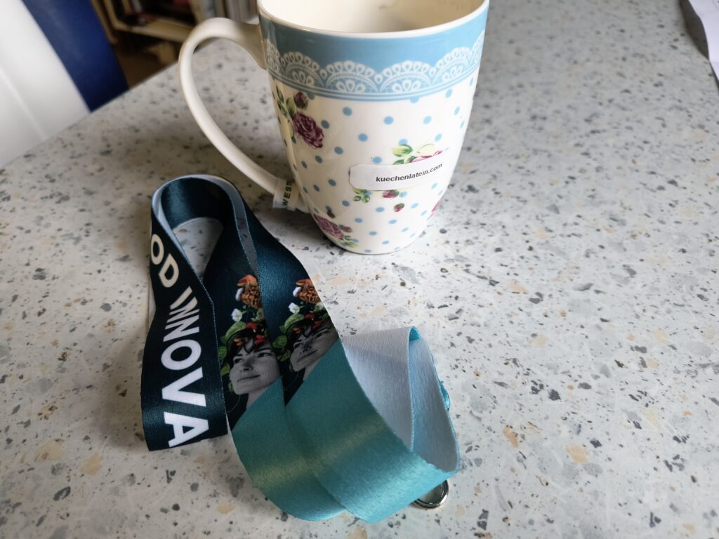Kaffeetasse und Lanyard sind bereit